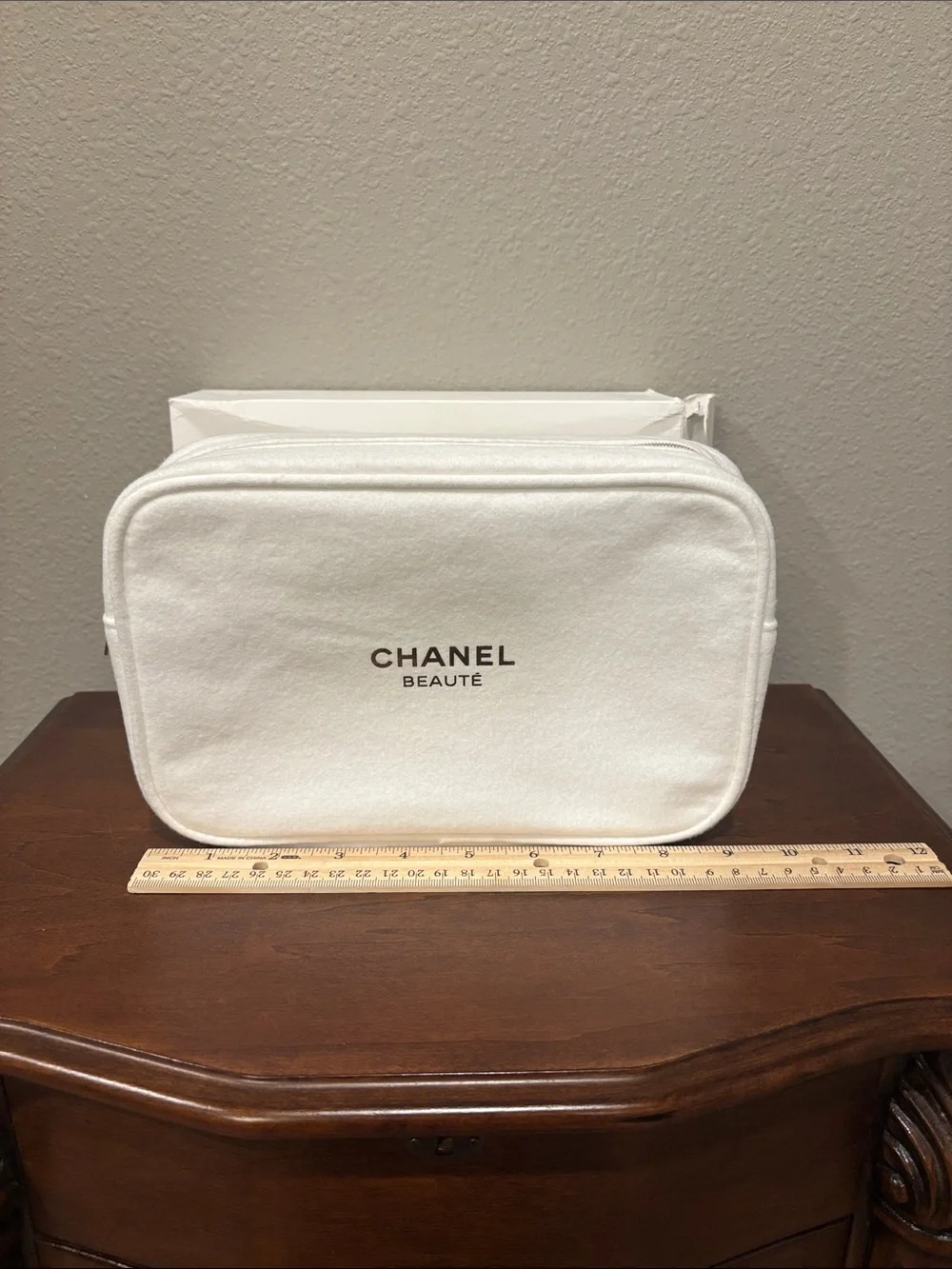 CHANEL Beauté White Cosmetic Makeup Pouch GWP Gold CC Zipper With Box